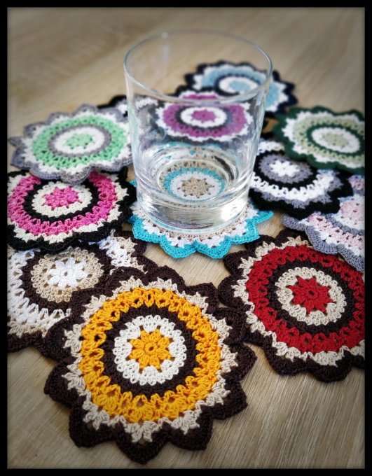 sous-verre  au crochet jaune blanc gris