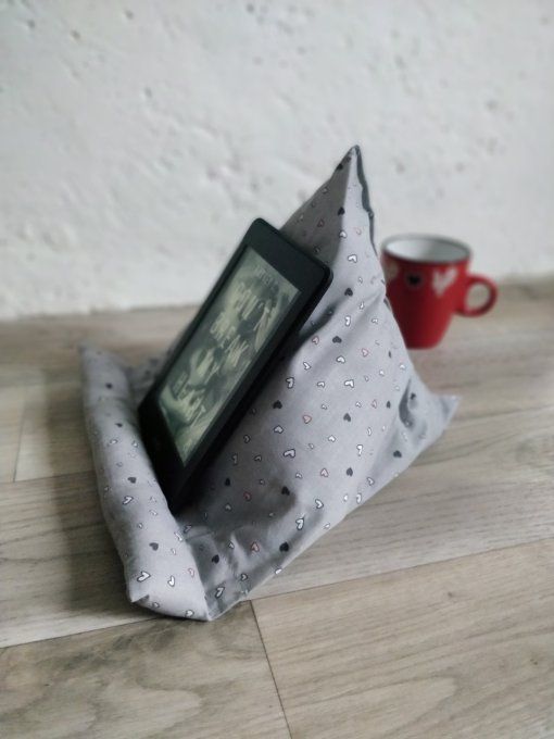 coussin de lecture gris petits coeurs