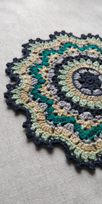 dessous de plat au crochet  beige vert