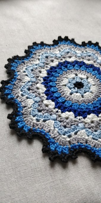 dessous de plat au crochet  bleu