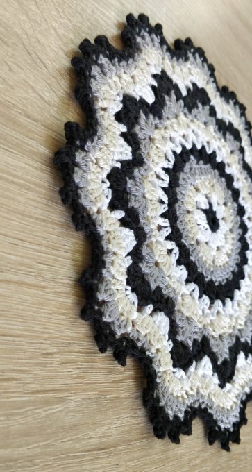 dessous de plat au crochet gris noir