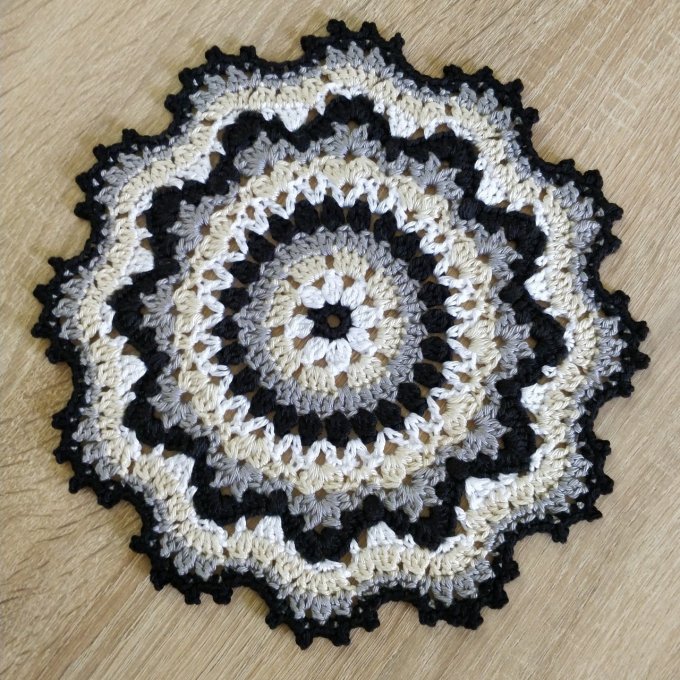 dessous de plat au crochet gris noir