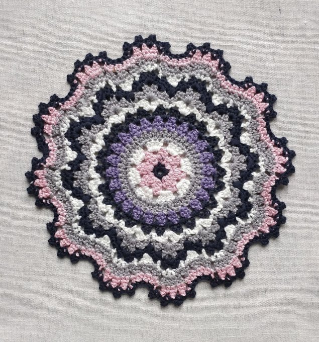 dessous de plat au crochet  rose violet