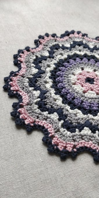 dessous de plat au crochet  rose violet