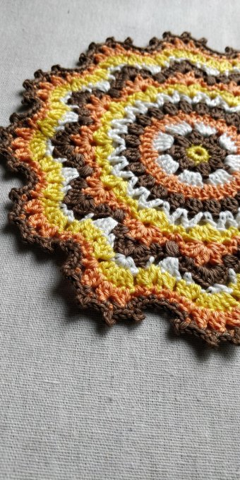 dessous de plat au crochet  jaune orange