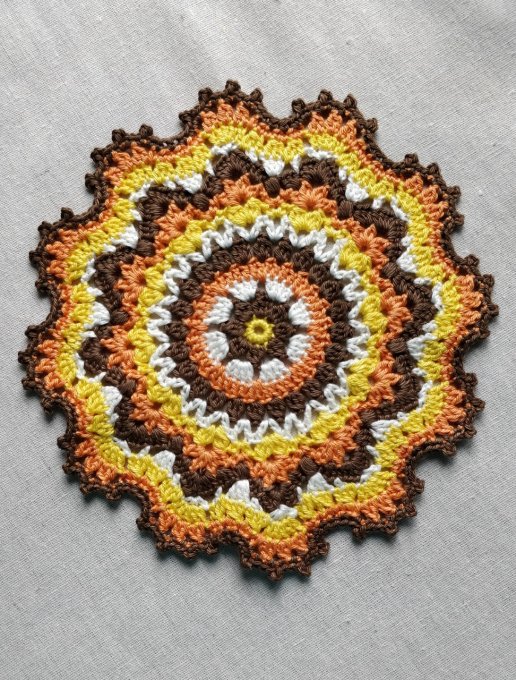 dessous de plat au crochet  jaune orange