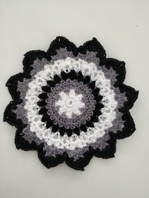 sous-verre  au crochet blanc gris noir