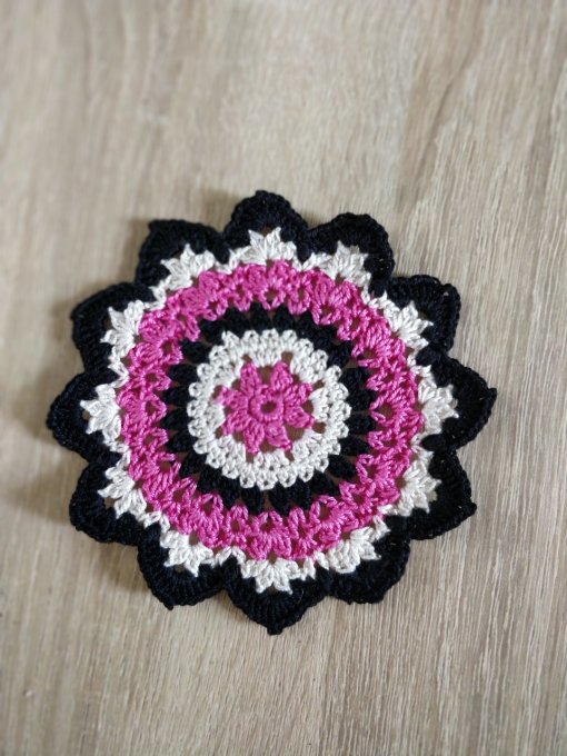 sous-verre  au crochet fushia beige noir