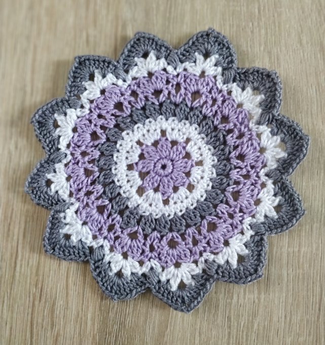 sous-verre  au crochet mauve blanc gris