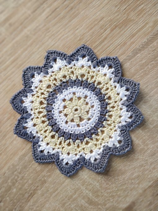 sous-verre  au crochet jaune blanc gris