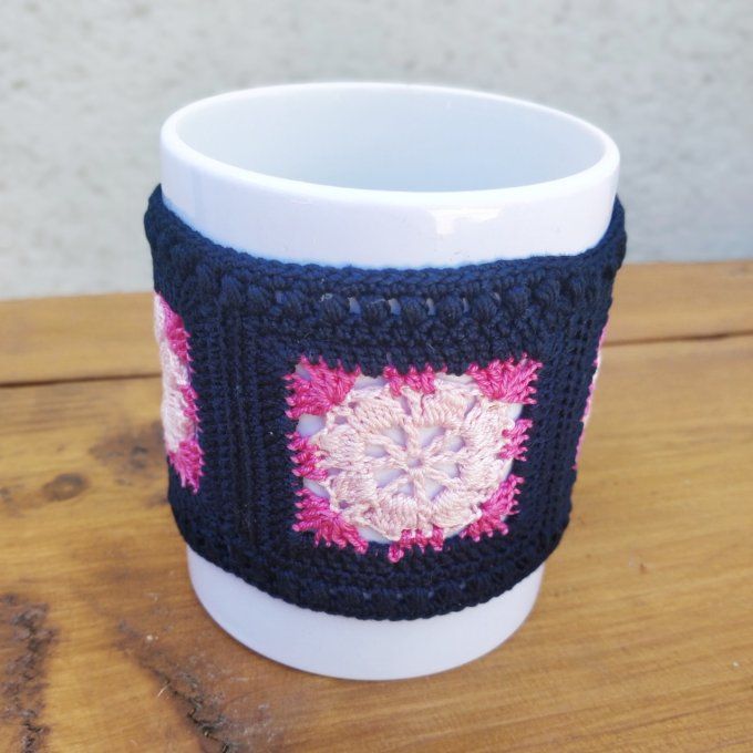 tour de mug bleu marine et rose