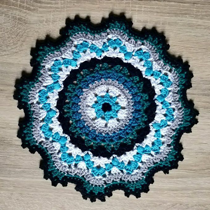 dessous de plat au crochet  noir turquoise