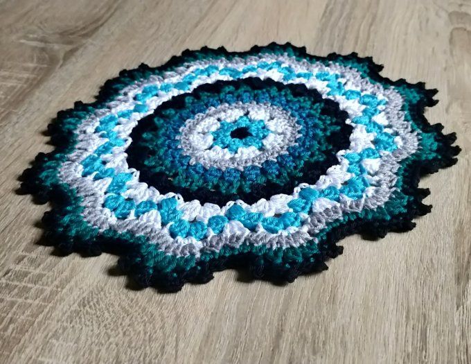 dessous de plat au crochet  noir turquoise