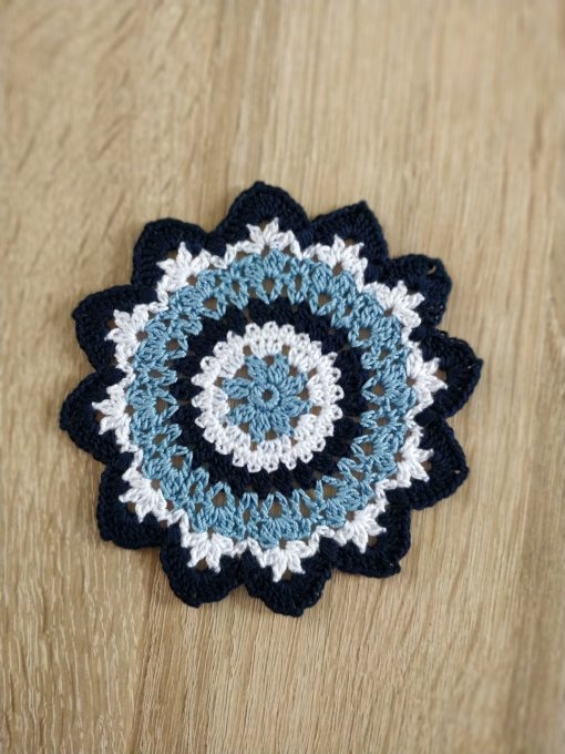 sous-verre  au crochet bleu blanc