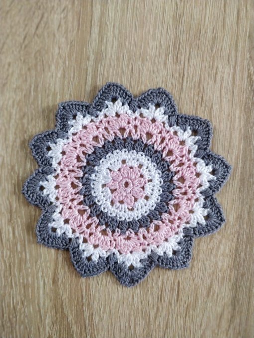 sous-verre  au crochet rose gris