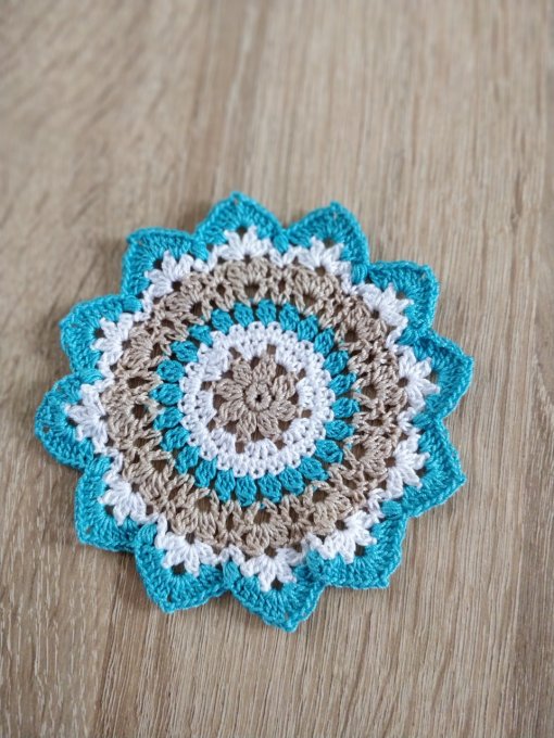 sous-verre  au crochet turquoise beige