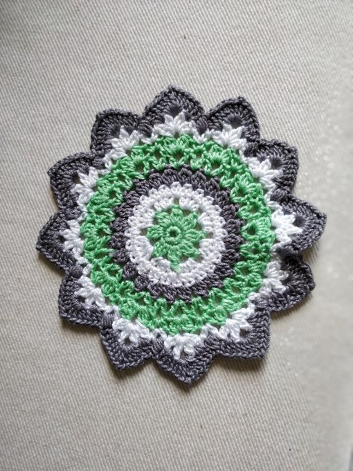 sous-verre  au crochet vert blanc gris