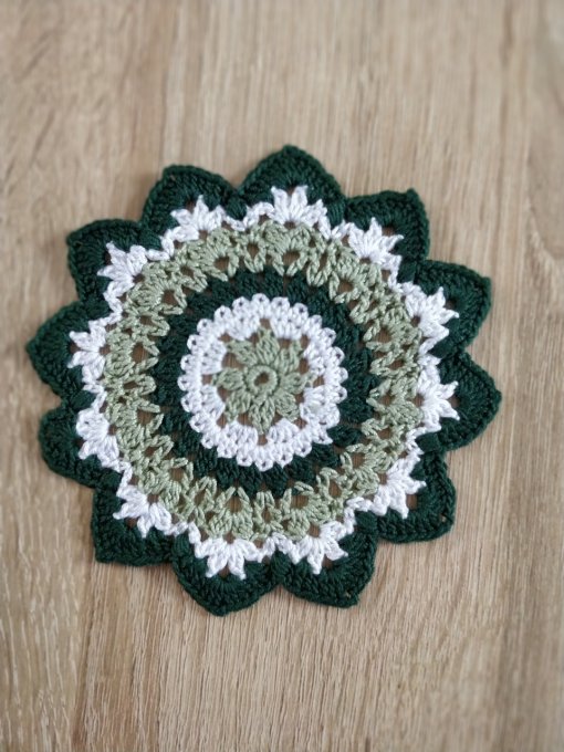 sous-verre  au crochet vert blanc