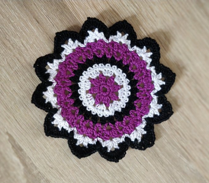 sous-verre  au crochet violet noir